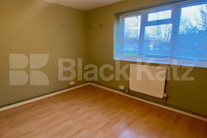 Superbly located & offering 765 Sq. Ft. of living & entertaining space  Dagnall st , Battersea Park